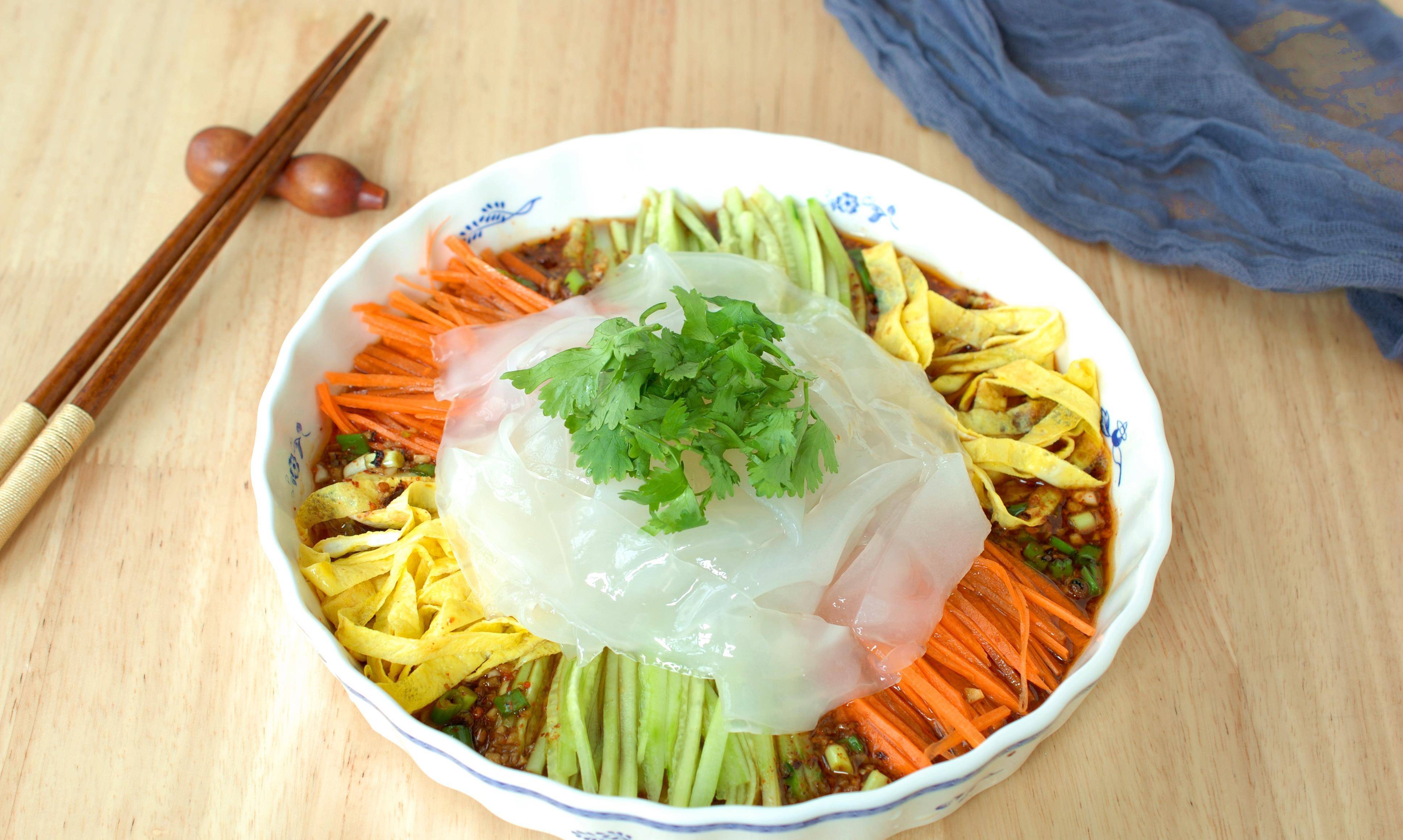 大拉皮透明筋道有弹性,浇上这碗料汁,香辣过瘾滋味十足!好吃!