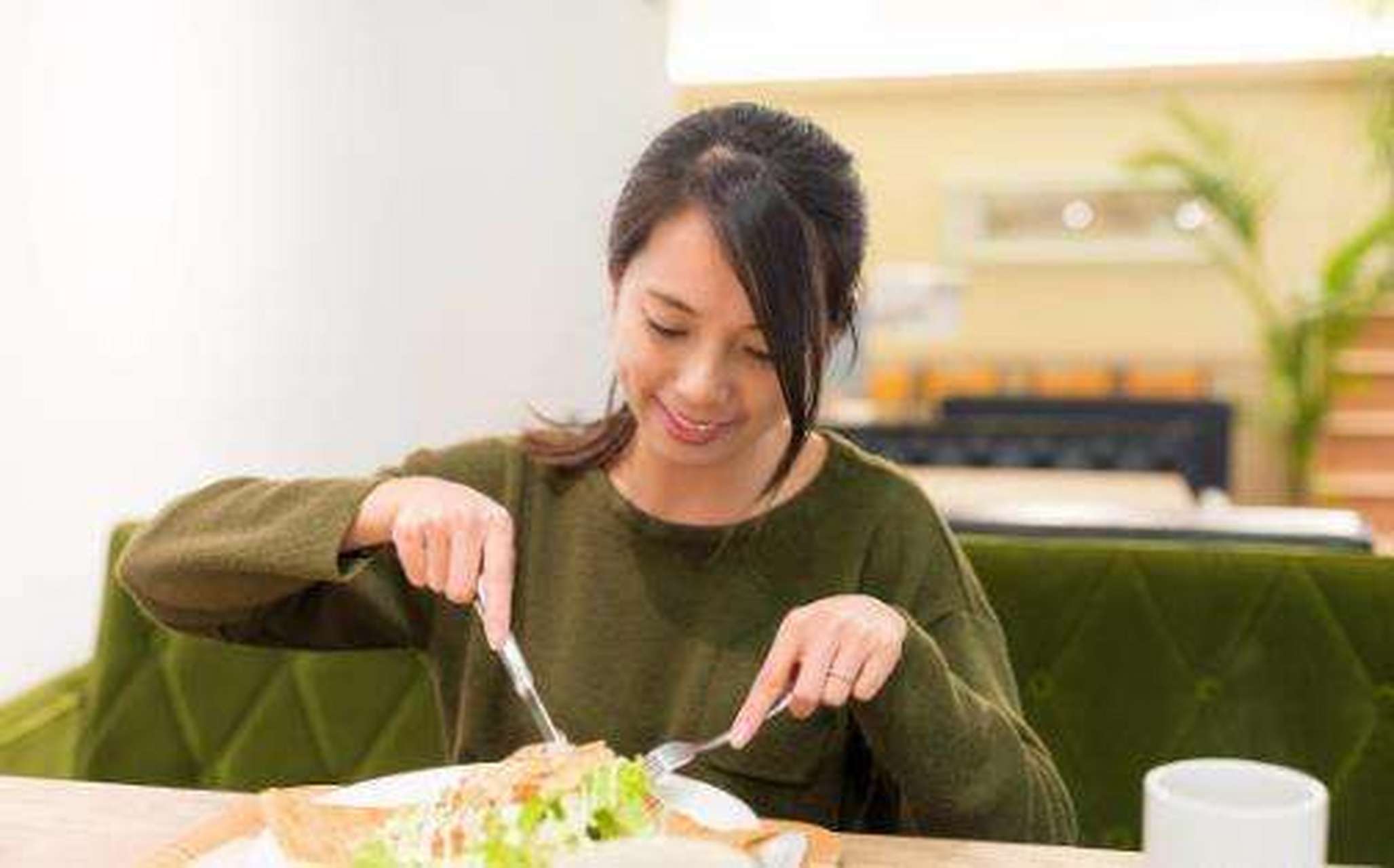 原创细嚼慢咽和大吃大喝相比做到细嚼慢咽的人对身体有这4种好处