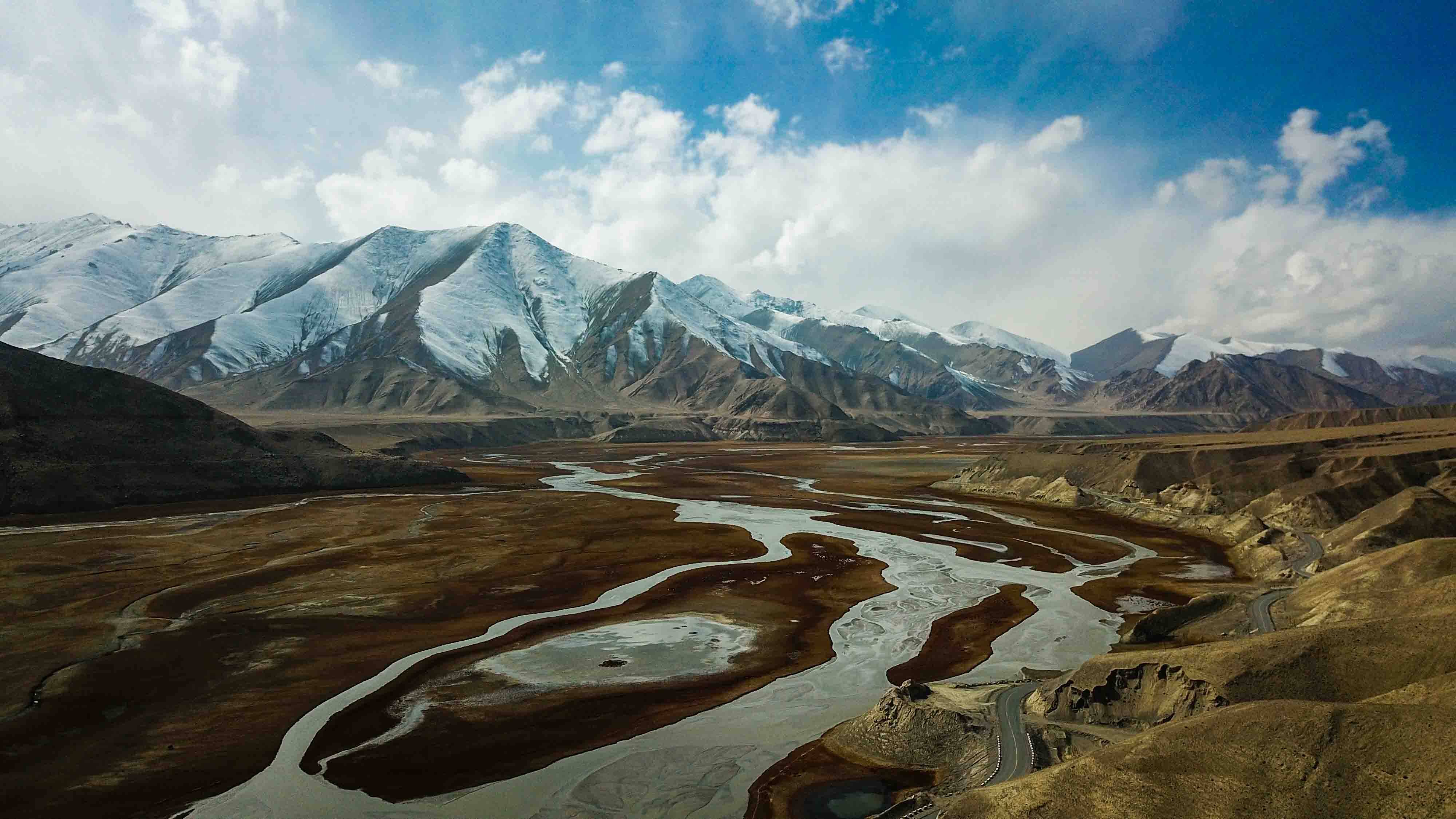 南疆鲜为人知的美丽，是高原禽鸟的乐园，天地融合一起构成了仙境