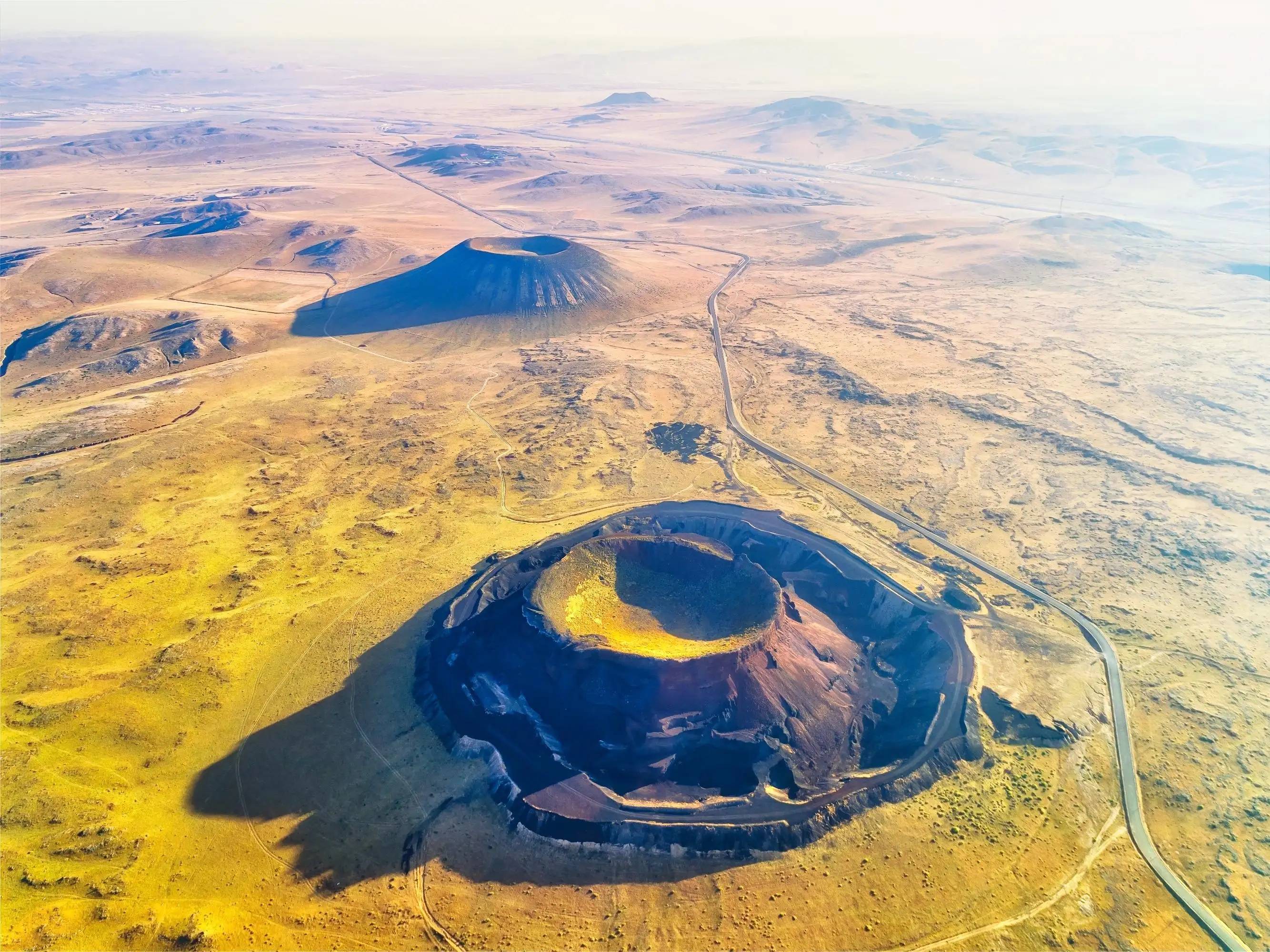 乌兰哈达火山地质公园位于内蒙古自治区乌兰察布市察右后旗乌兰哈达