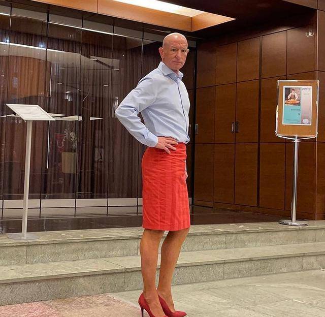 高跟鞋 61岁德国肌肉大叔穿短裙登上杂志,上班也穿小裙子,还火遍外网