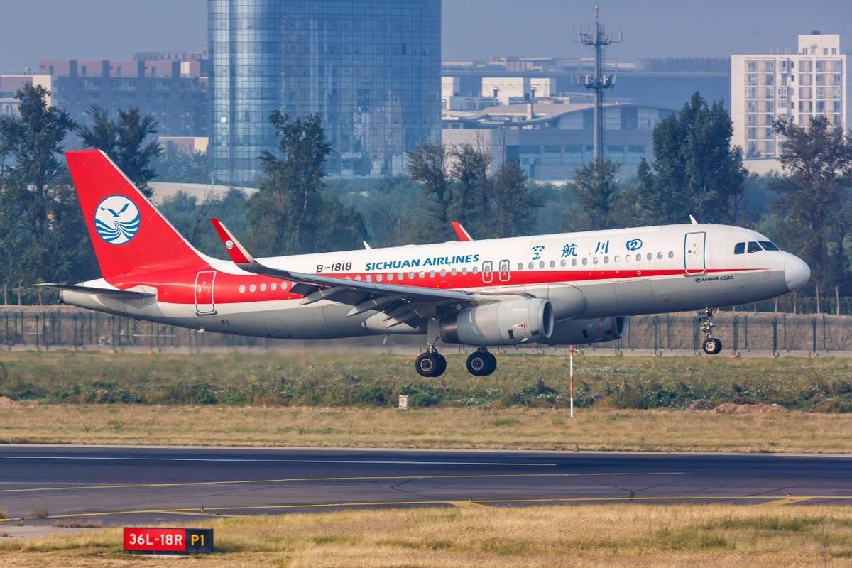 南方航空 我国6大航空公司空姐制服一览：国航喜庆海航典雅，你最喜欢哪一款？