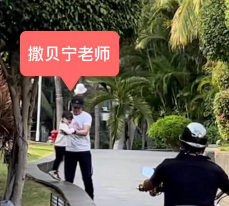 细节 撒贝宁带娃被偶遇，2岁儿子正脸首曝光，混血感超强太像外国妈妈