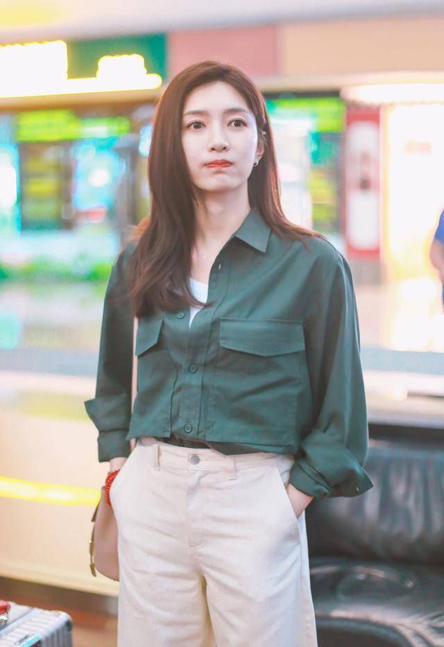 原创江疏影身穿墨绿衬衫配直筒裤随性端庄而一袭羽毛裙高级魅惑