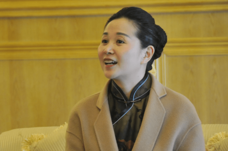 同学|黄菡:倒追丈夫恩爱31年无绯闻,是别人的情感导师,却搞不定女儿?