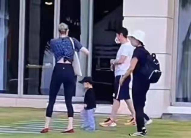 全家 撒贝宁全家出游！混血儿子跟他穿亲子装罕见露正脸，李白身材好辣