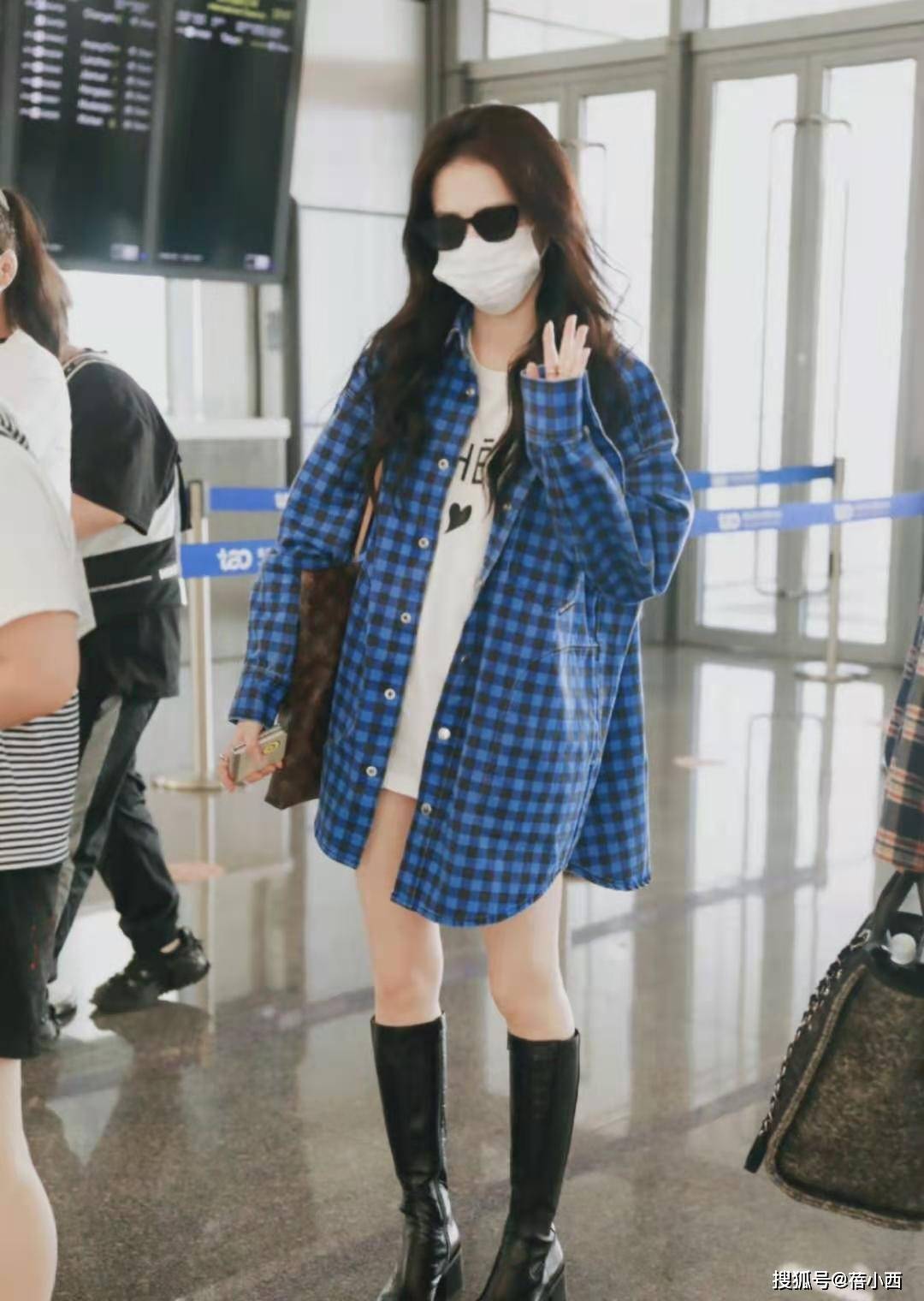 一身 “徐璐”太会穿了！“一身白色”搭配简约大气，气质完胜同龄人