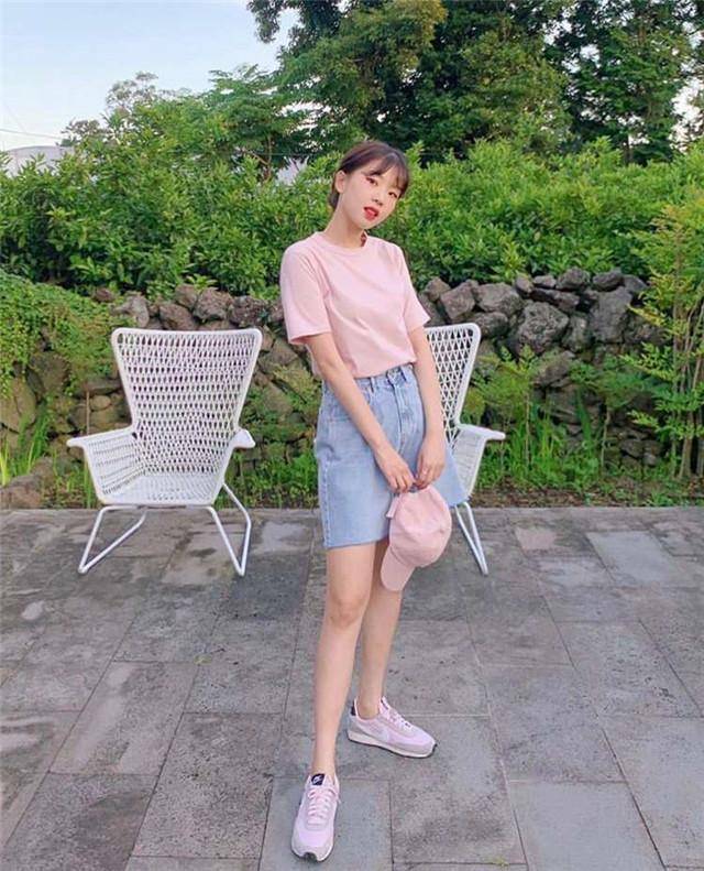 进行 夏天太热怎么穿？学会这4种“降温色搭配”法则，清凉简约还吸睛