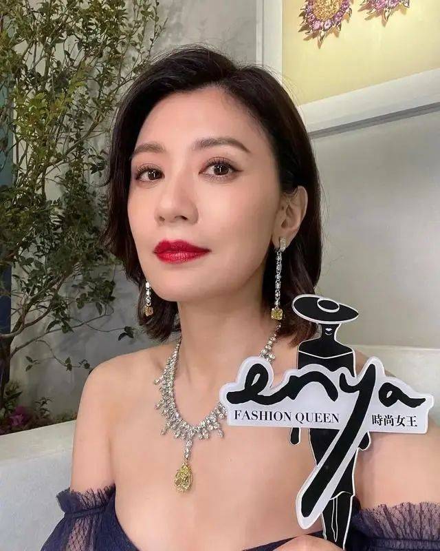贾静雯以一袭蓝色礼服优雅亮相,搭配短发红唇,她脖子和耳朵上都戴着