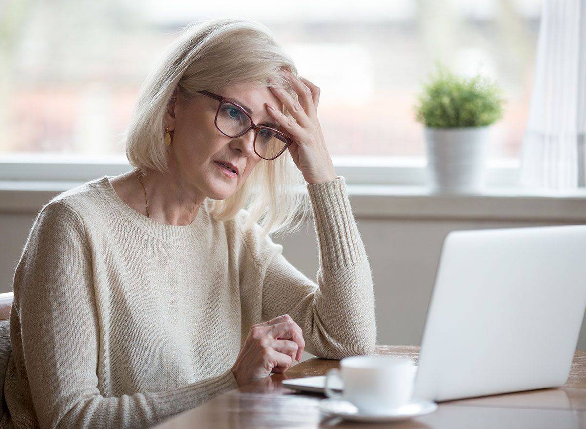 酒精对大脑的长期影响包括增加硫胺素缺乏症和相关 korsakoff 综合征