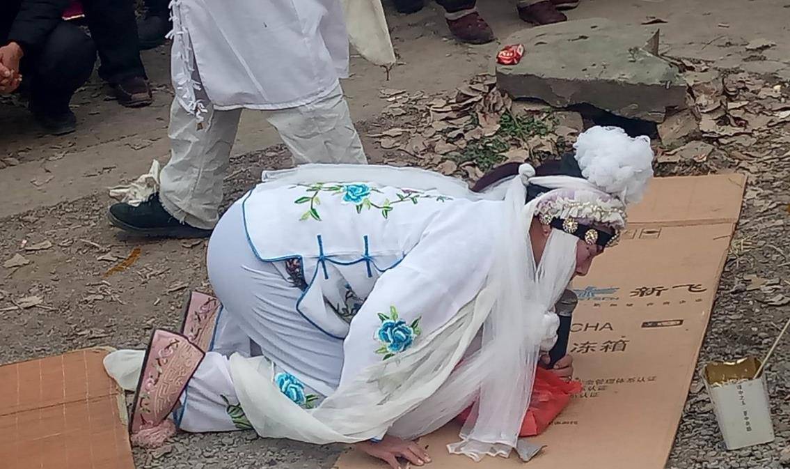 原创河南哭丧女年过5旬还在四处哭丧1年哭70多场磕头上万次