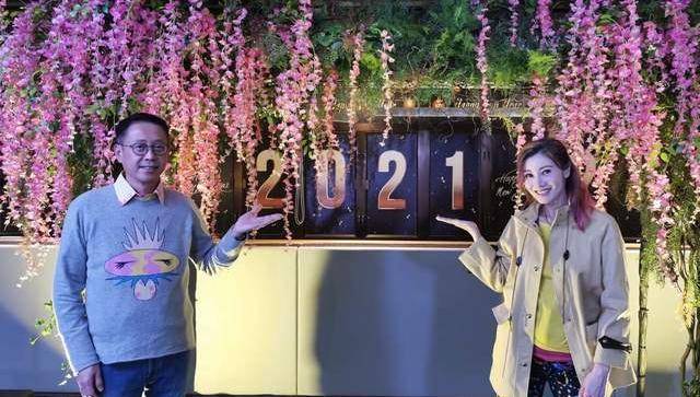 老公李嘉欣母子发福胖好多，9岁儿子腿比爸爸粗，豪门老公被穿成鲜肉
