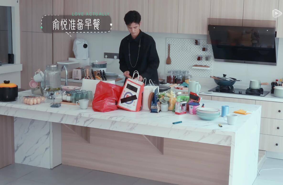 节目组|不要吵了！其实罗拉俞悦王能能的三角恋并不复杂，节目组早已暗示！！