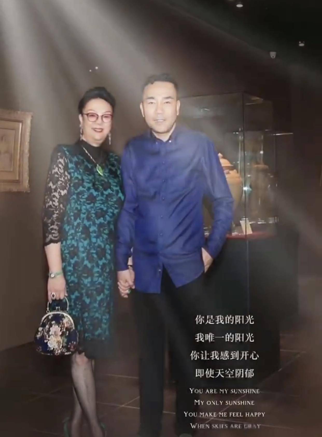 杨少华儿子风波后首发声,与原配牵手秀恩爱,疑否认出轨有私生子_杨议