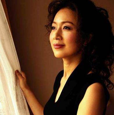 于1962年的她是上个世纪八九十年代最火的一位黄梅戏演员,还和吴亚玲