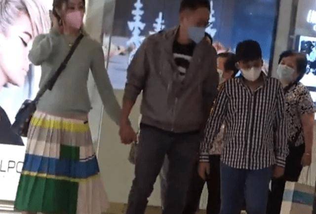 老公李嘉欣母子发福胖好多，9岁儿子腿比爸爸粗，豪门老公被穿成鲜肉