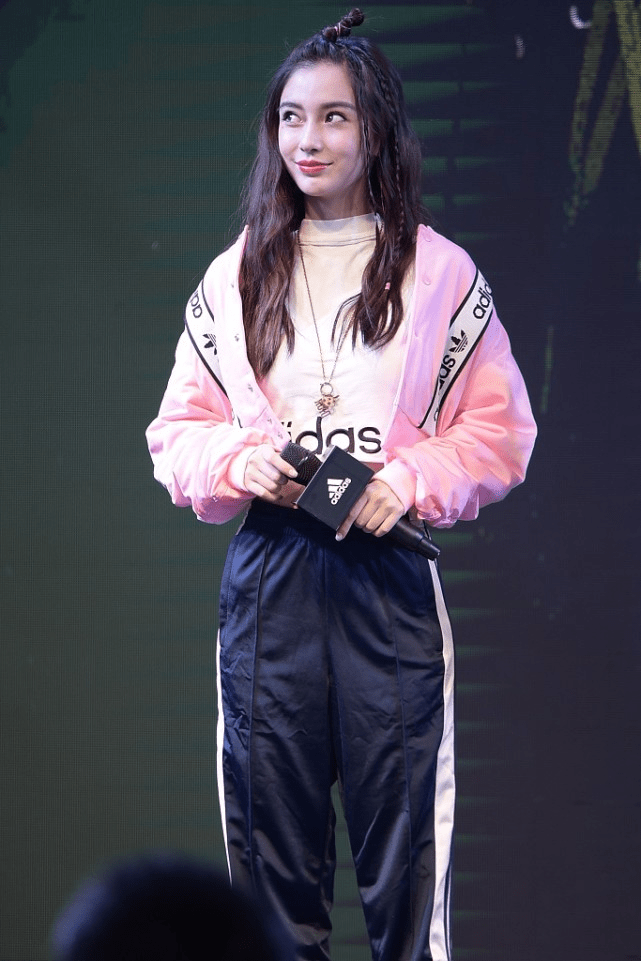 显得 Baby还是这么古灵精怪，当妈了穿粉色也不违和，不梳刘海好俏皮