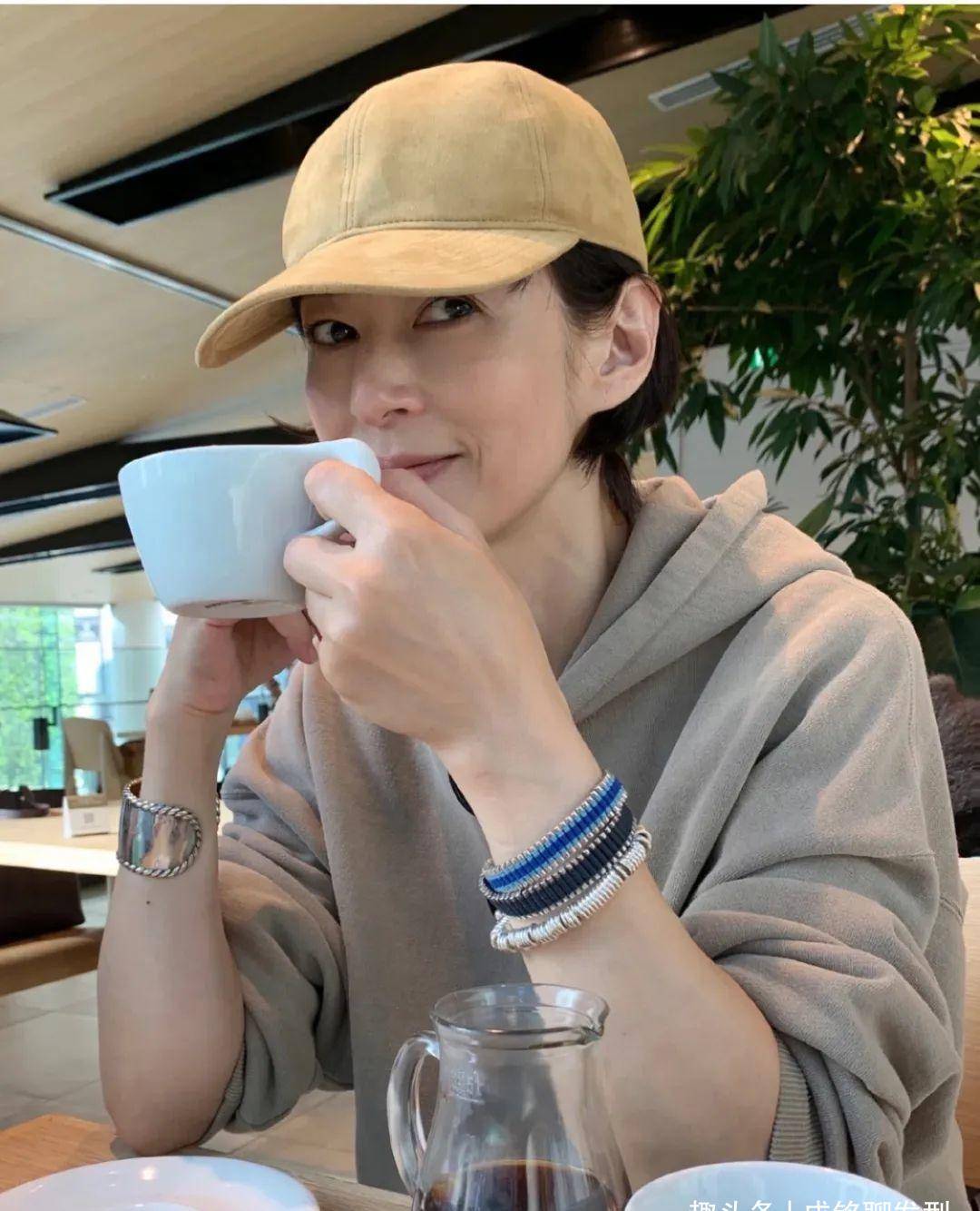 原创铃木保奈美春季穿搭简约时尚又减龄54岁还是美得让人心动