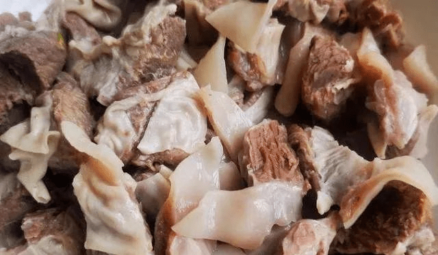 油热以后将准备好的香料下锅翻炒均匀,翻炒出香味,然后再将隔山肉放