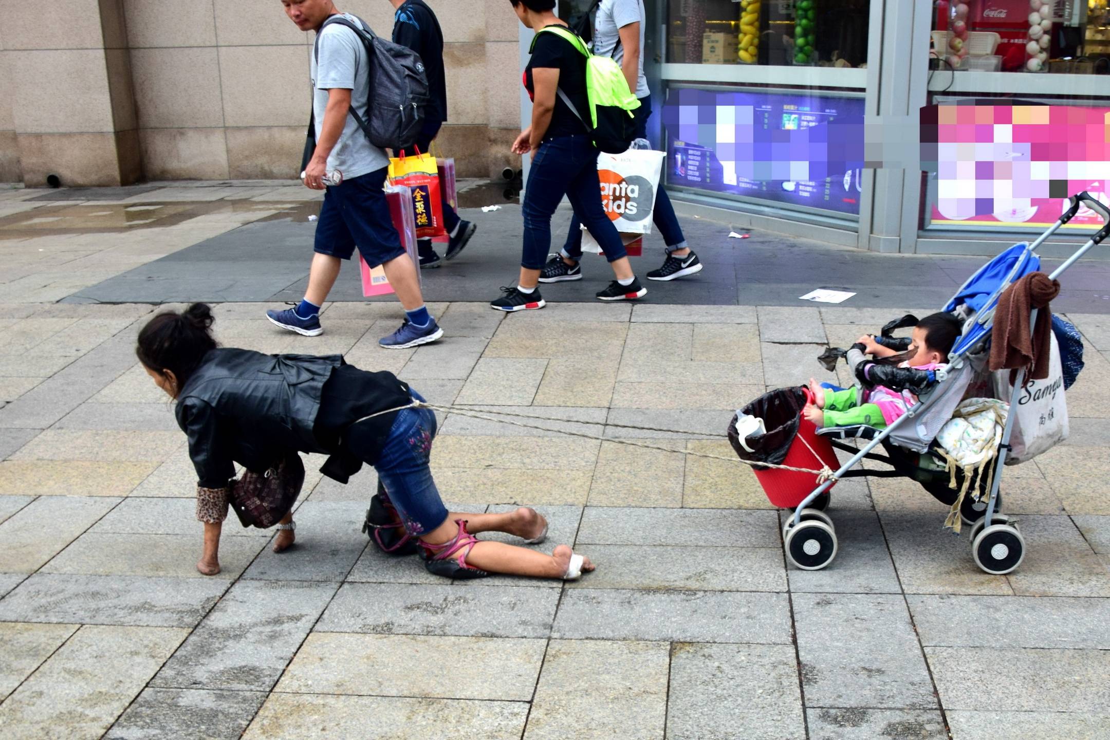 原创残障女士用小臂膝盖爬行拉着婴儿车乞讨路人全绕着走是冷血吗