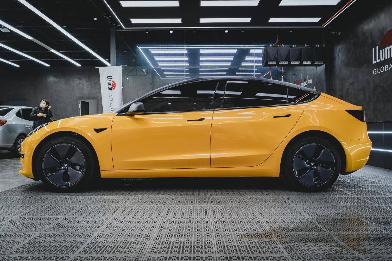 施工效果一览:颜色: 超亮金属枫叶黄车型: 特斯拉model 3一起来看一下