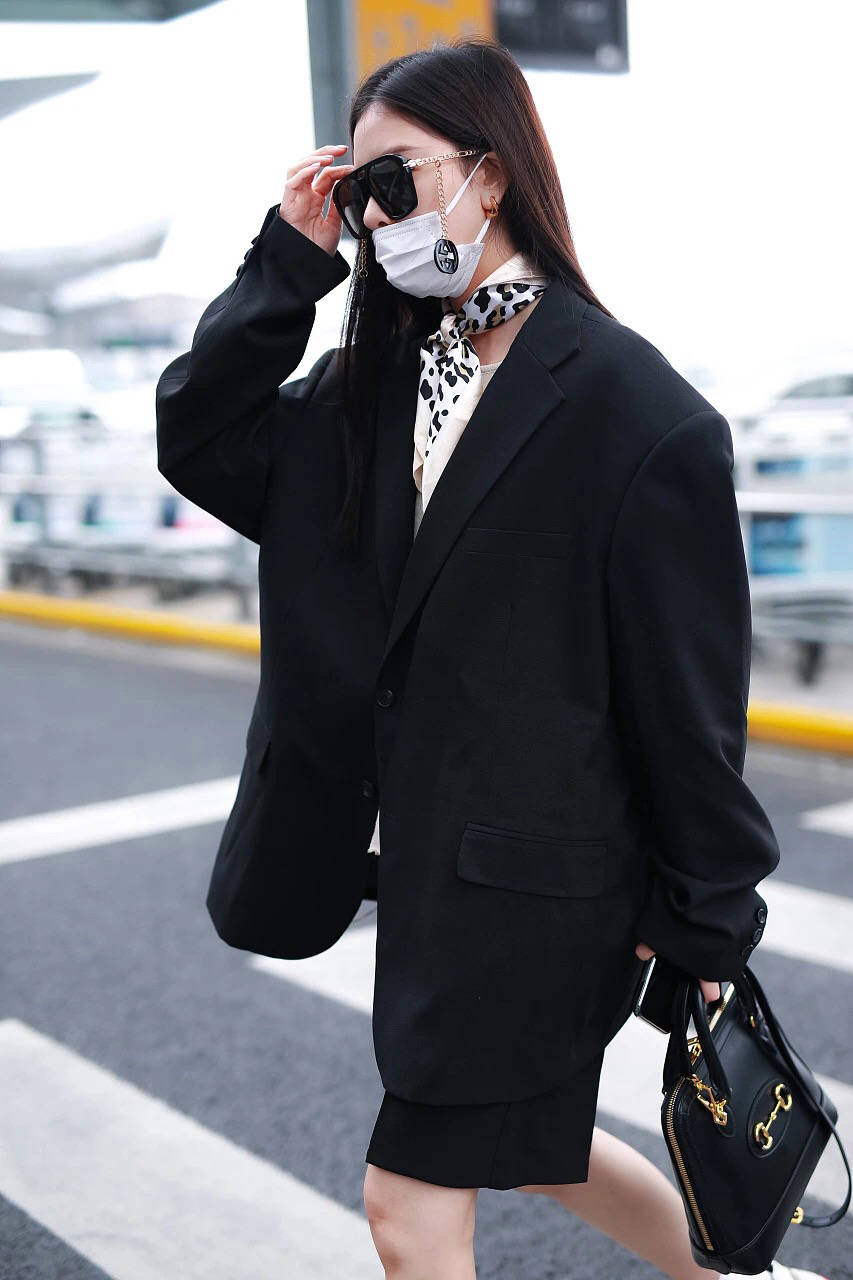 时尚 宋妍霏高调走机场，穿“爸爸装”配“爷爷裤”，一身黑色又拽又酷