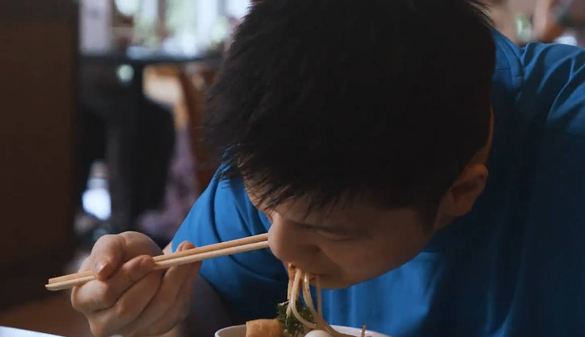 樊振东国外餐厅吃大餐!