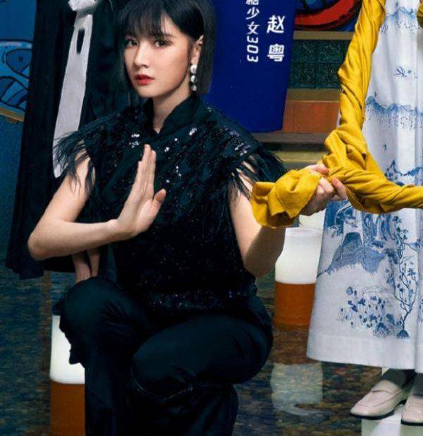张艺凡硬糖少女新综艺武术海报，王艺瑾颜值在撑，张艺凡双腿亮了！