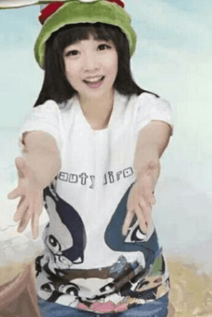 因为|2年前，因5000万跟斗鱼解约的冯提莫，如今怎么样了？！