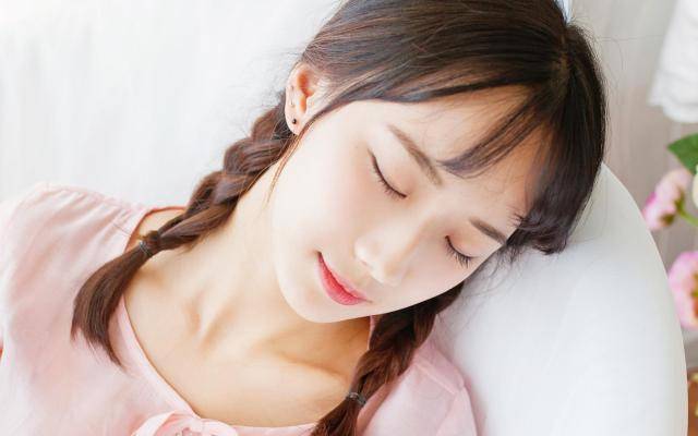 我半夜摸妺妺的下面好爽 没想到她说原谅我做的一切