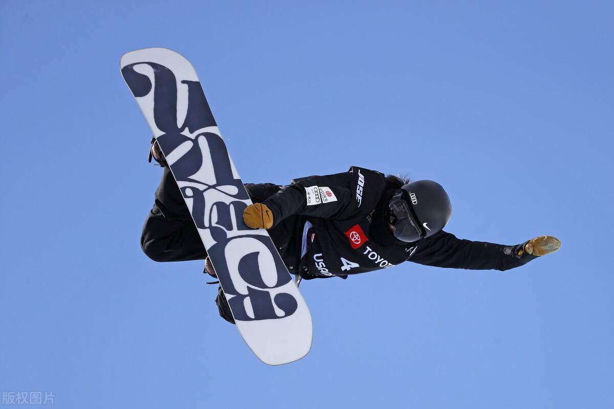 滑雪日式抓板图片