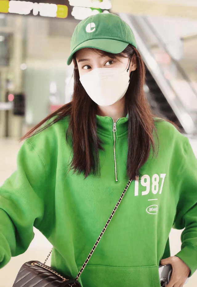 张小斐绿色卫衣绿色帽子