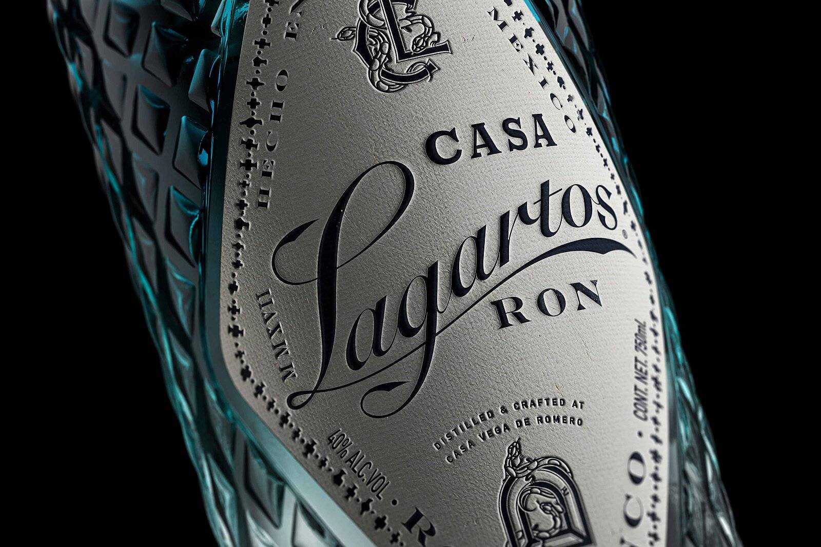 青色透明玻璃酒瓶高档时尚商务白酒包装设计高品质异形酒标签大字会