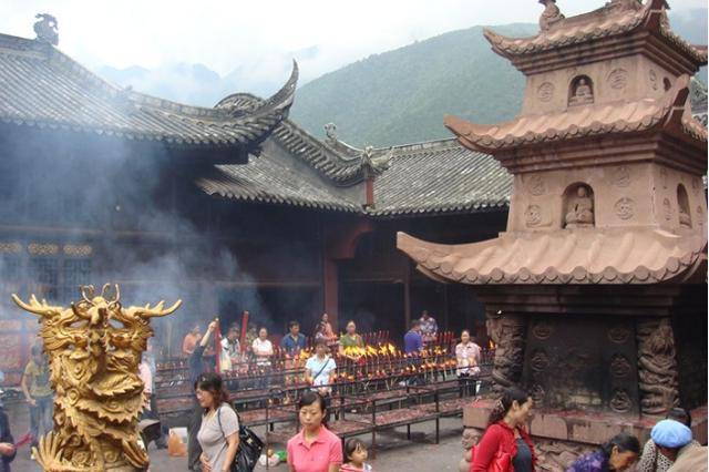 藏在涼山的寺廟,因背靠靈山而得名,還是當地最大的宗教寺院_神像_時間