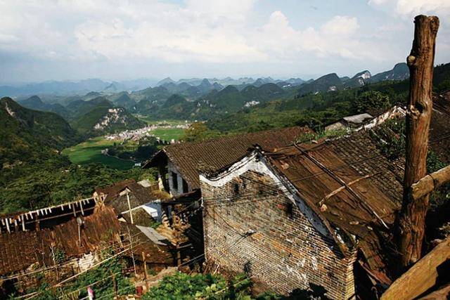 广东藏了个千户瑶寨，吊脚楼，木质民居，一派乡村风光，却无人知