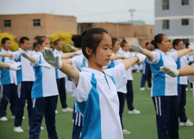 家长 普通学校校服都是裤装，贵族学校女生却能穿裙子，背后原因有三