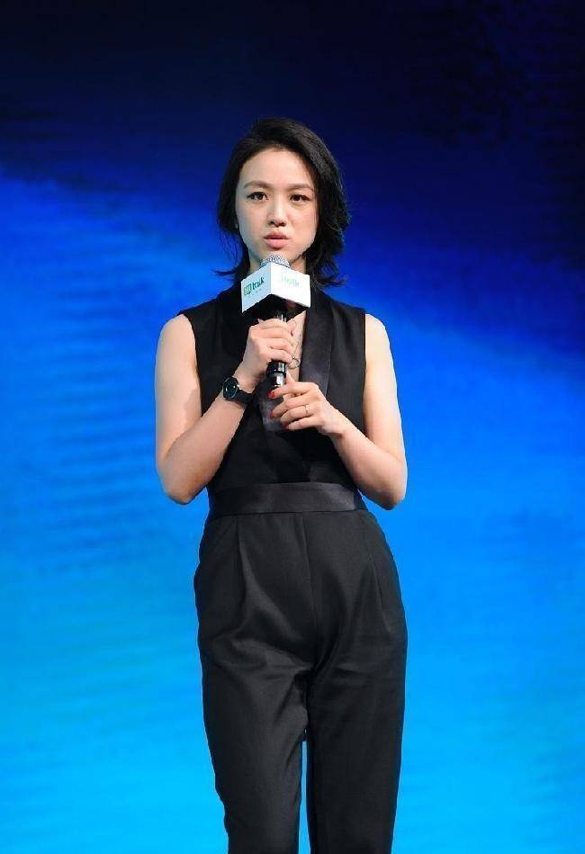 汤唯的女人味真足,穿v领裙显出丰满身材,但看着一点不油腻_女生_服装