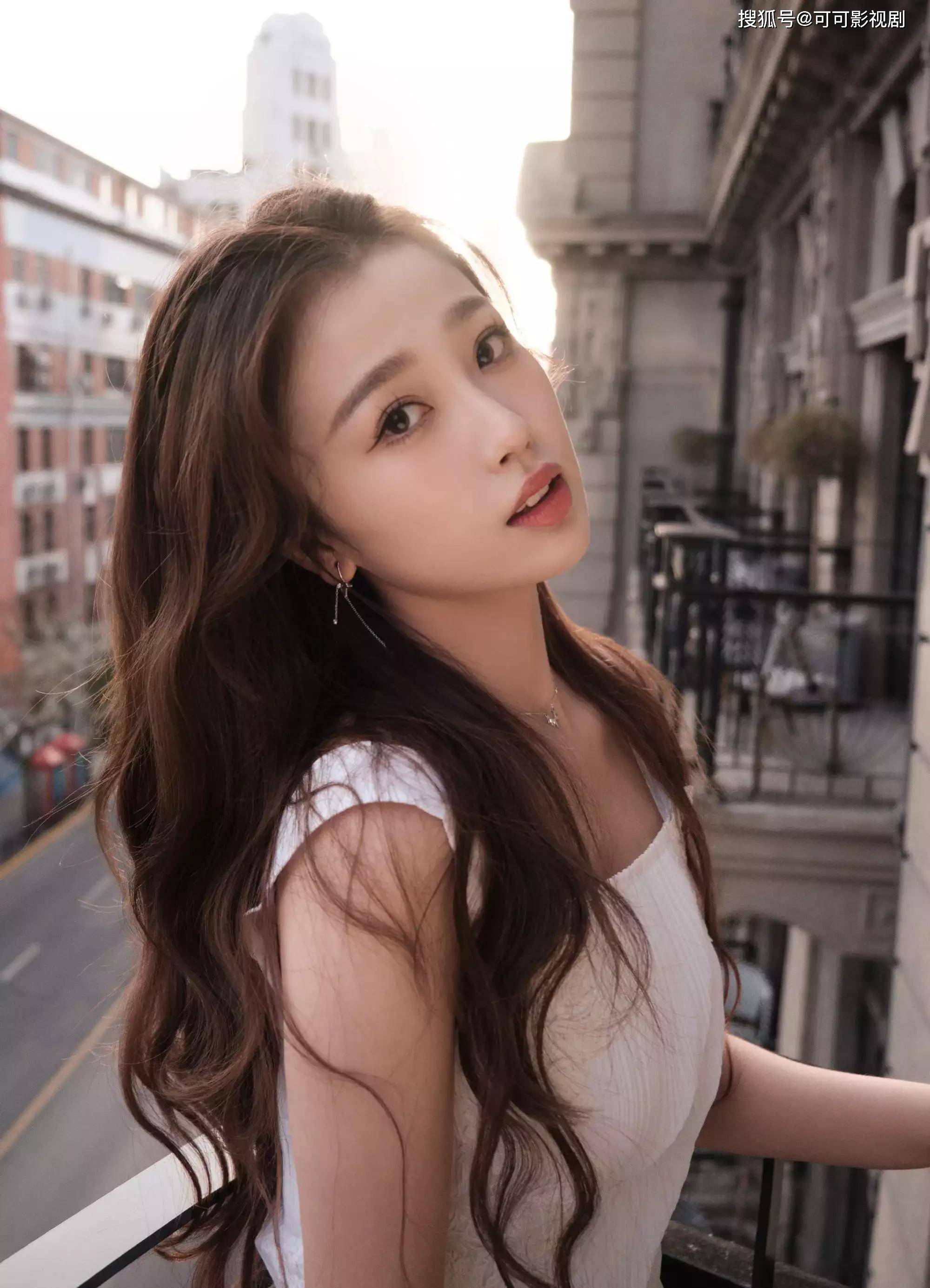 原创美女明星虞书欣高清壁纸美图肤如凝脂美出天际
