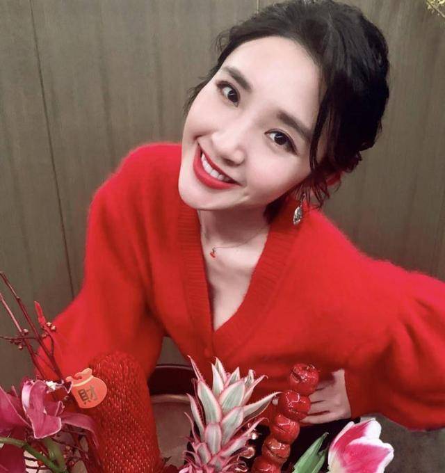 花花“人比花娇”的唐艺昕，生完孩子身材恢复原来的样子，让人羡慕