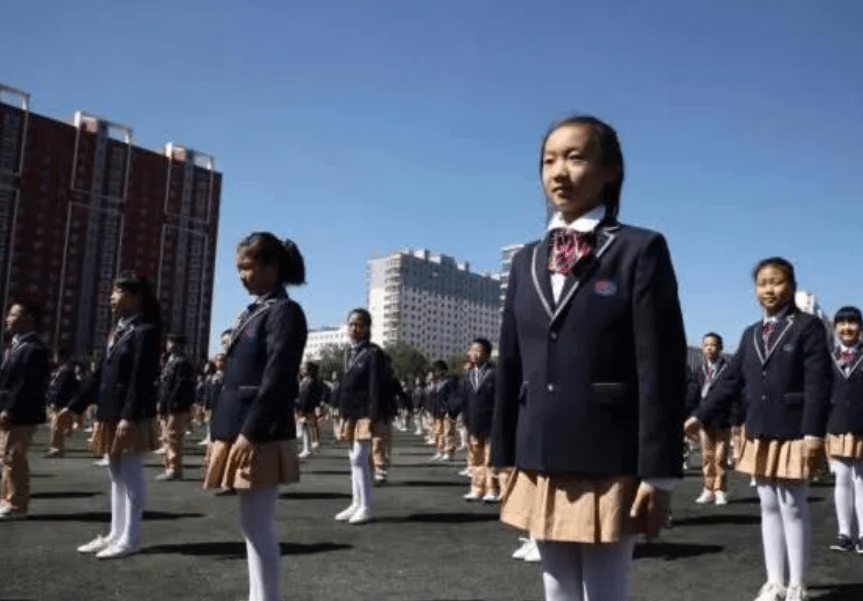 家长 普通学校校服都是裤装，贵族学校女生却能穿裙子，背后原因有三