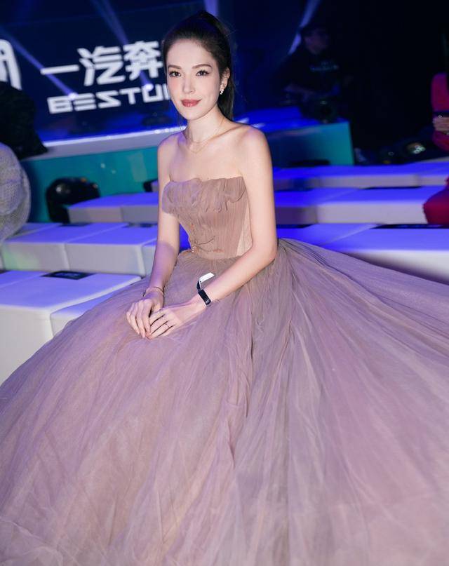 恶作剧之吻她演女神裴子瑜今穿抹胸轻纱裙优雅似公主