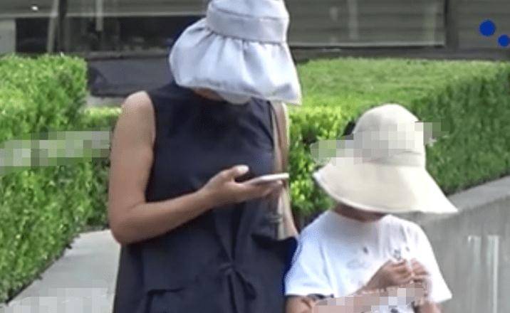 横肉万人迷陈好素颜变化大？发际线后移额头光亮，脖子前倾叠出两层肉