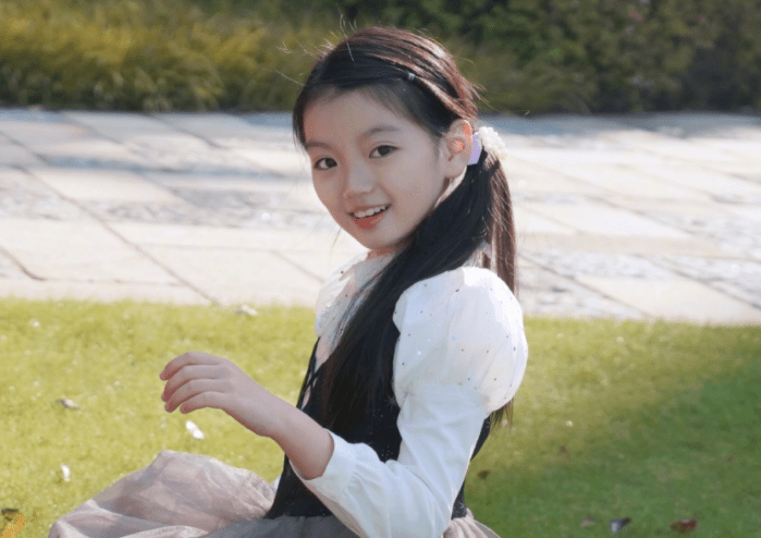 节目组|童星阿拉蕾长大了,8岁模样显成熟,颜值跟小时候有差距!!