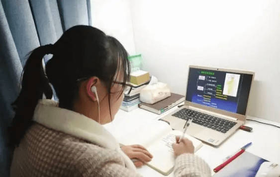 原创一女生上网课睡着醒来后被移出群聊看完聊天记录尴尬指数拉满