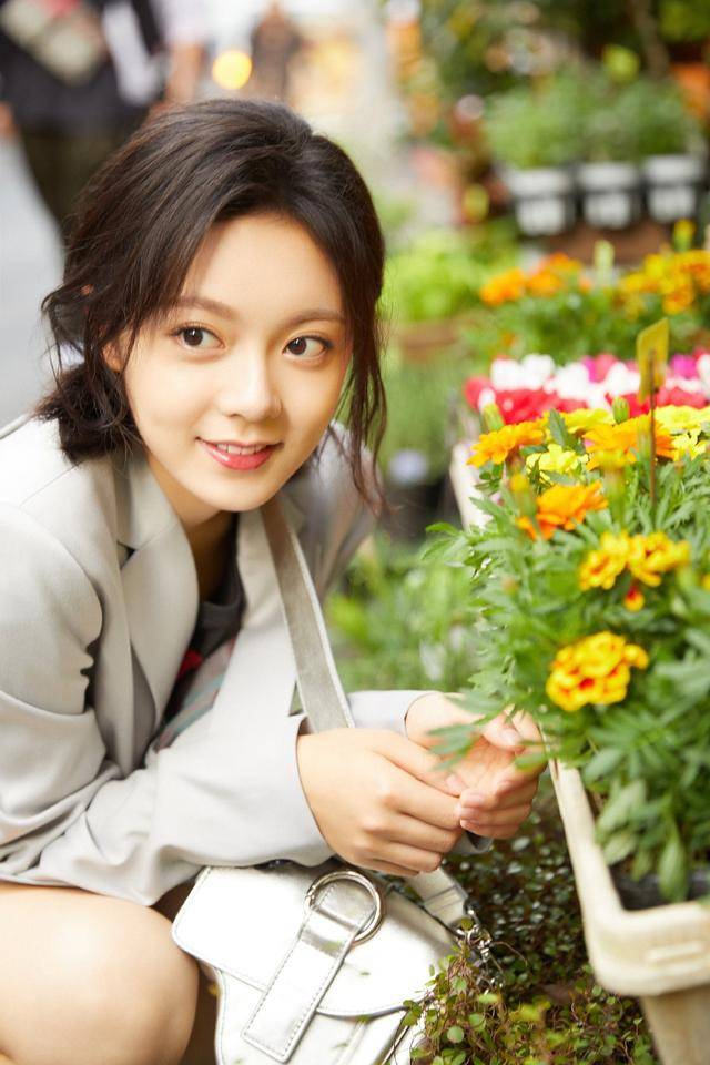 原创18岁赵今麦真长大了穿灰白色西装配超短裤秀美腿帅气吸睛