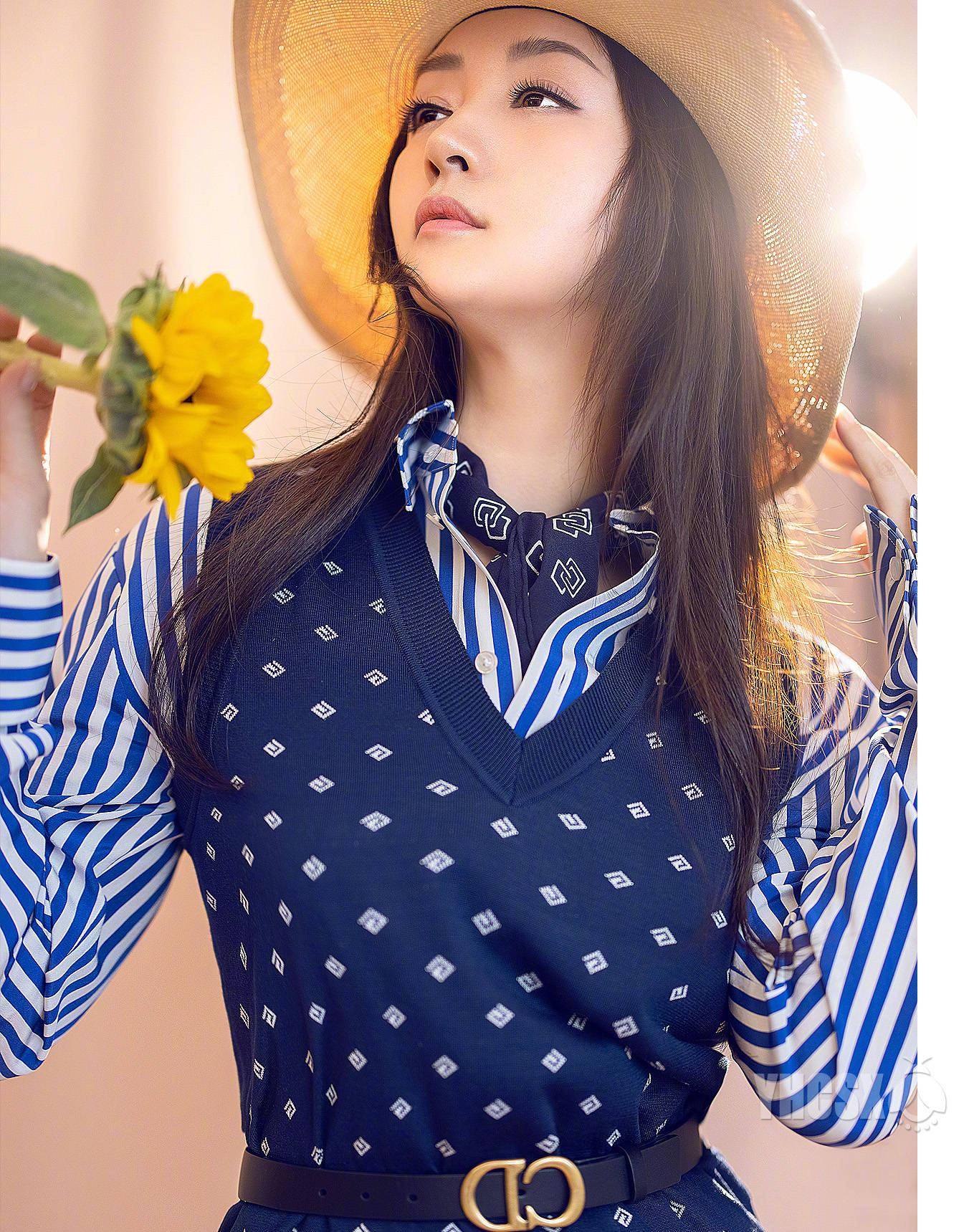 阳光杨钰莹晒照美如画，小清新穿搭少女感爆表，向日葵人生观励志满满