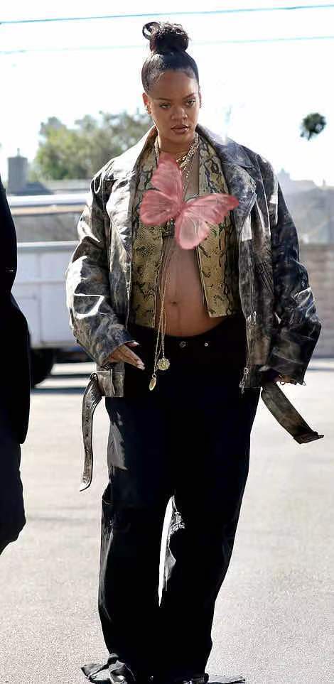 高跟鞋 蕾哈娜怀的小公主！穿迷你裙给baby买衣服，挺9个月孕肚踩高跟鞋