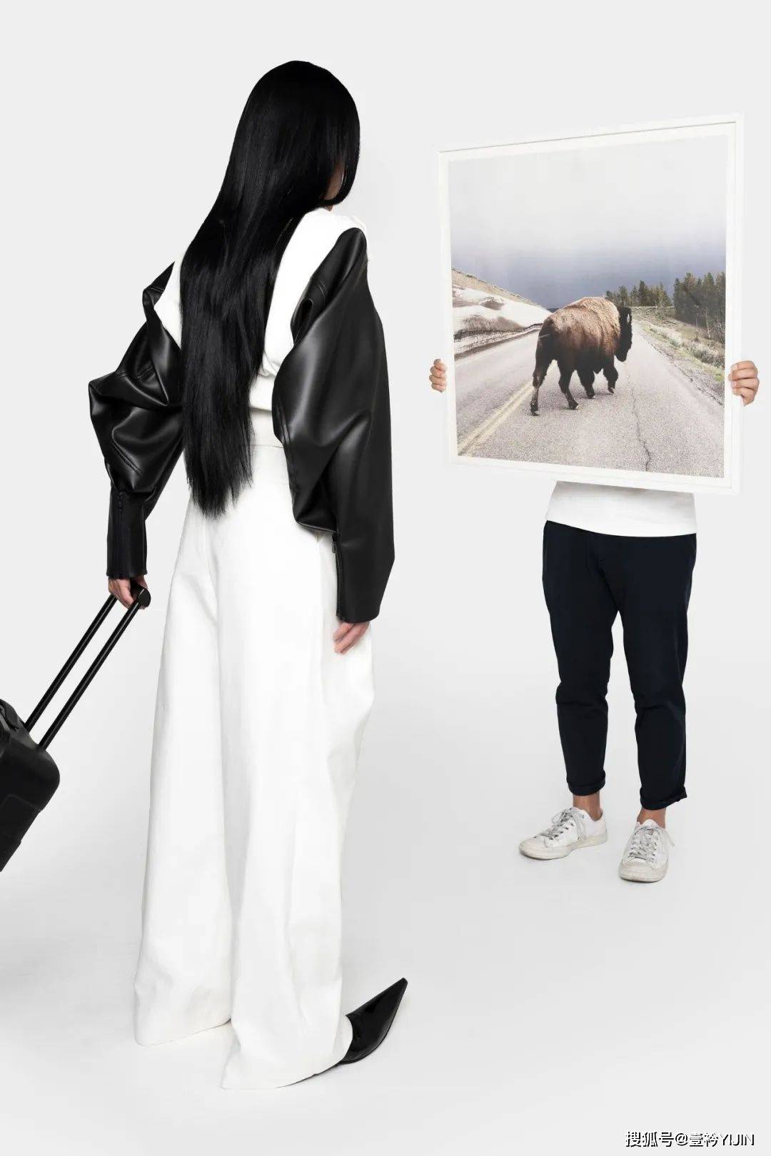 no 越脱离现实就越时尚？轮廓大师Melitta看着手中的围裙与吸尘器第一个say no