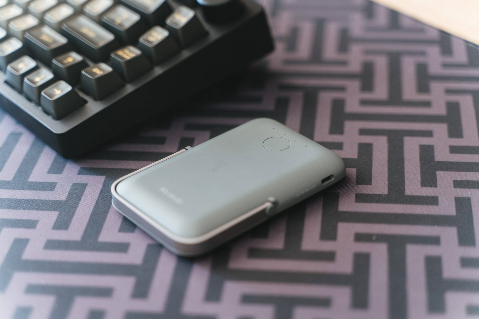 挣脱线材束缚的iphone移动充电站麦多多magsafe无线充电宝评测