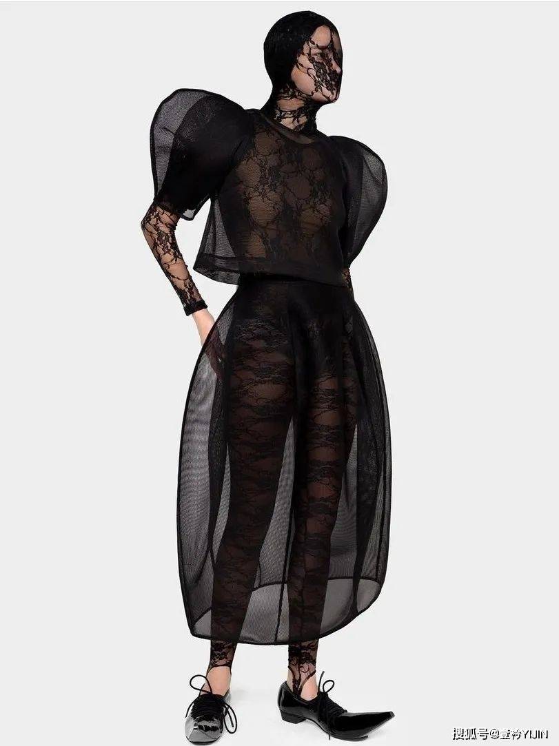 no 越脱离现实就越时尚？轮廓大师Melitta看着手中的围裙与吸尘器第一个say no